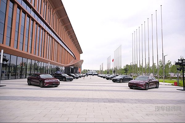 风云品牌焕新进阶，全球真C级旗舰风云A9L抢购价13.99万元起！