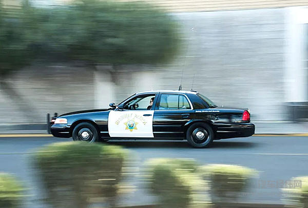 加州能出一位电影明星州长 却留不住这辆电影明星警车了