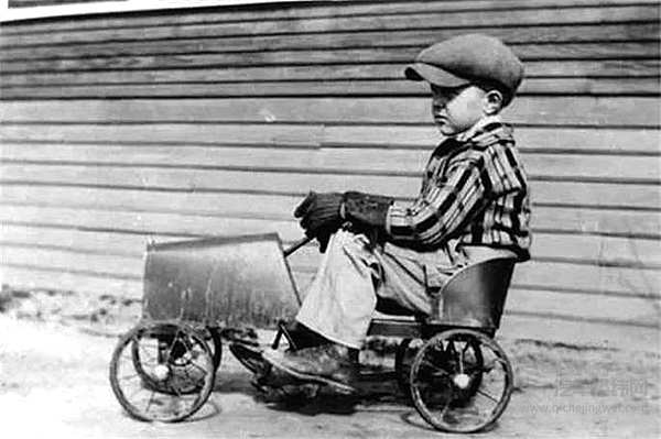 好莱坞为他拍电影，法拉利视他为劲敌。他就是卡罗尔·谢尔比