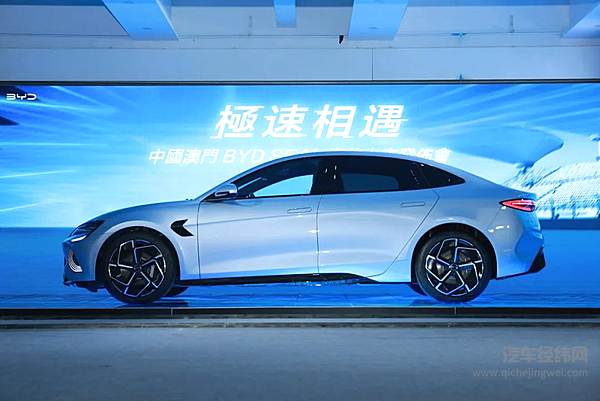 比亚迪海豹惊艳亮相