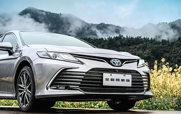 B级车市场的油电之争 小鹏P7与丰田凯美瑞如何选？