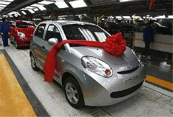 自燃事件增多致三元电池受争议 磷酸铁锂产销回暖现反弹迹象