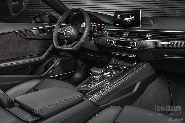 奥迪RS5 Sportback 以3.8秒破百尽显暴力美学