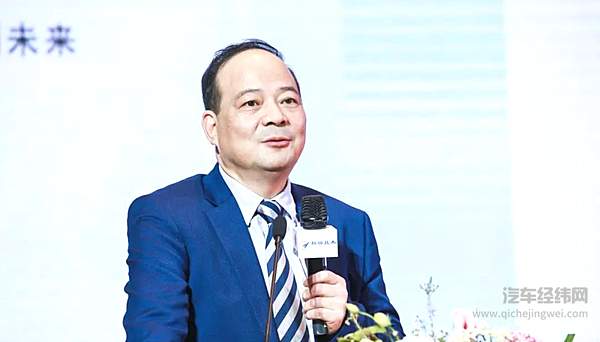 他38岁博士才毕业 如今靠卖电池成了香港新首富