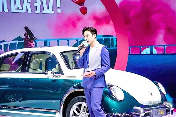 张彬彬揭晓全新复古车型共创命名朋克猫