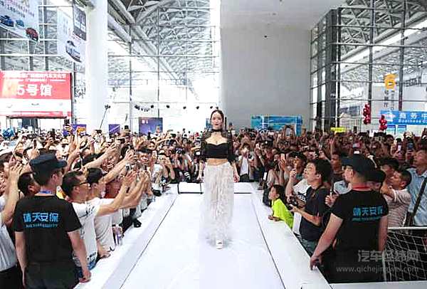武汉车展“名模助阵” 谁会让你“心跳加速”？