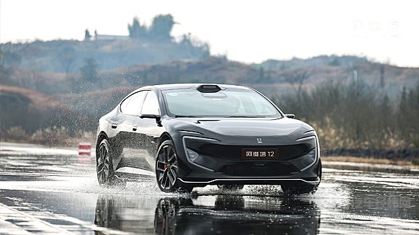 增程式中大型轿车二选一 阿维塔12与昊铂A800谁更强？