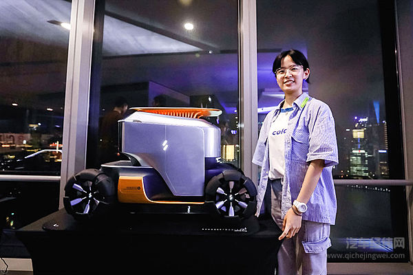 （银奖得主丛佳淼及其作品MARINER)