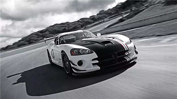 好莱坞为他拍电影，法拉利视他为劲敌。他就是卡罗尔·谢尔比