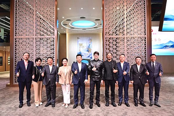 红旗金葵花首辆千万级定制国礼车型交付