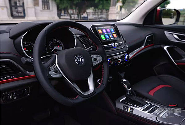 长安CS55轻年版要走“黑红”路线！