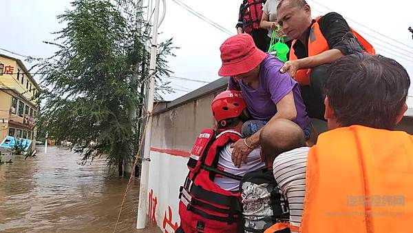 万年县红十字救援队转运受困老人