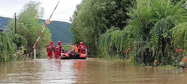 来安县青志协救援队转运受困群众