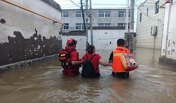 来安县青志协救援队转运受困群众