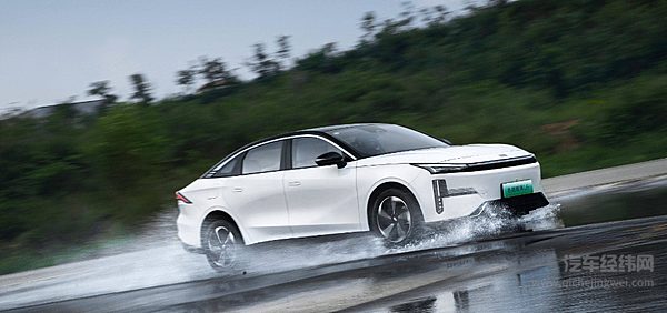 热门插混家轿面对面 风云A8对比银河L6如何选？