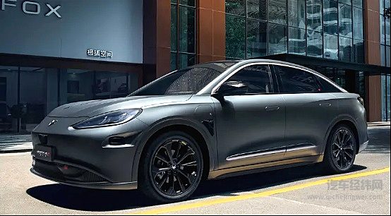 既想运动还要顾家 极狐阿尔法S对比小米SU7该选谁？