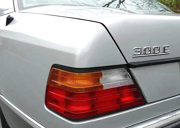 经典没有永恒 老奔驰轿车尾灯里面有故事