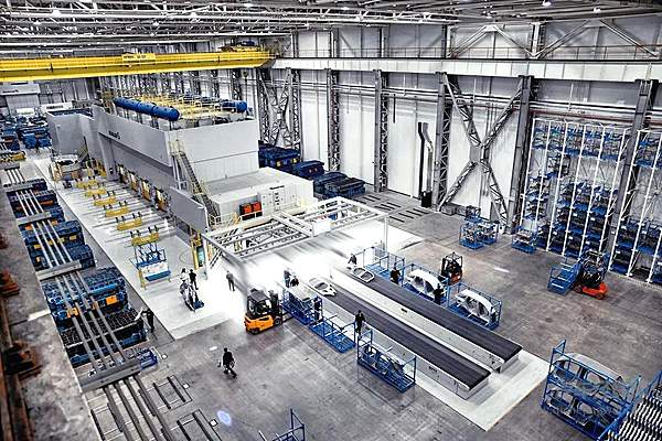 冲压车间里，高精度机器在高效运转  