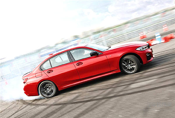 全新宝马3系上线 运动、豪华两不误！