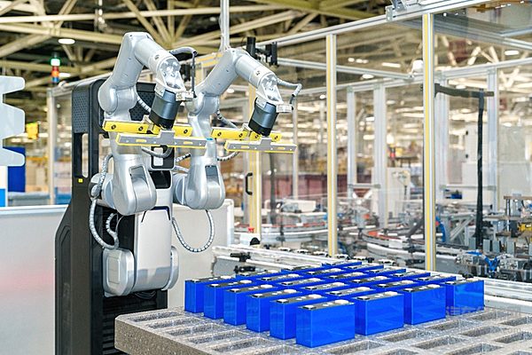 上汽首位人形机器人员工 “能仔 1 号” 正式上岗 量产线应用落地