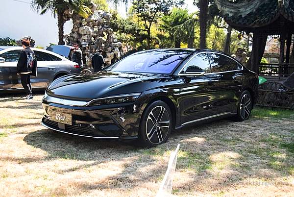 中美新能源车型之争 比亚迪汉比特斯拉Model 3强在哪里？