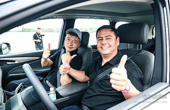 外国经销商参与上汽商用车全球发布会，试驾并点赞高品质大通车
