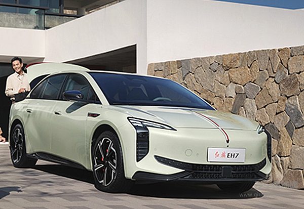 红旗EH7荣耀版上市 与小米SU7相比谁更强？