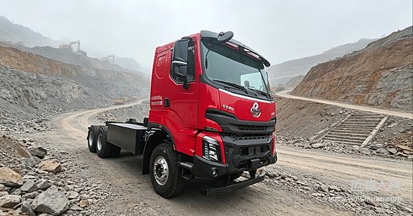 乘龙H7 6×4纯电自卸车搭载硬核三电 矿区渣土重载场景高效创富