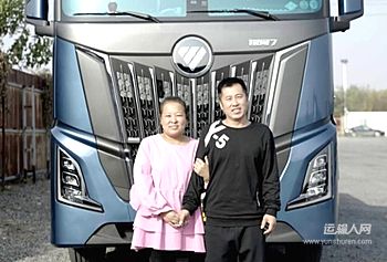 “咱也不会别的，就会开车。”河北唐山的果师傅一开口，满是货运人特有的朴实。这句话，支撑着他手握方向盘走过22年，从青涩小伙熬成行业老兵，从一个人闯天下到带着妻子闯遍大半个中国——新疆的戈壁、云贵川的险坡，都留下过他的车轮印。而陪伴他最久的“老伙计”，始终是欧曼。如今坐进新换的欧曼银河7燃气车，果师傅掷地有声：“选欧曼，从来不是将就，是认准了的靠谱！”