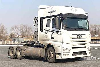 解放J7 600马力LNG牵引车 “气场”全开 尽显“大”不同
