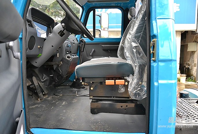 驾驶室_一汽柳特 神力中卡 经济型 180马力 4x2牵引车(ca4140k2e4r7