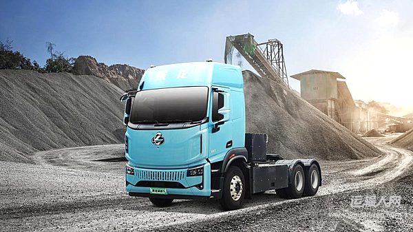 乘龙翼威5纯电牵引车：每公里电耗1.1度 每年多拉赚3万