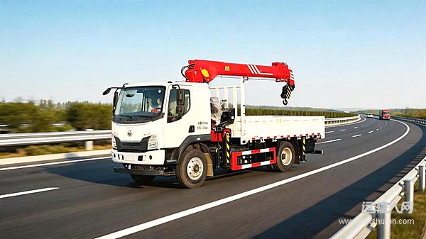 乘龙L3 4X2随车吊：窄路掉头无压力，重载爬坡不疲软