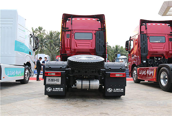 上汽红岩杰狮h6560马力64国六牵引车cq4257sd13334