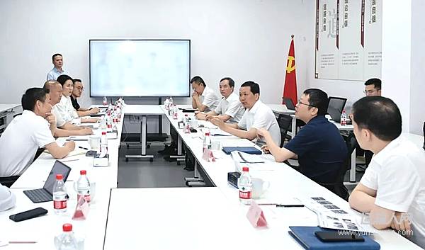冯长军赴成都地区市场一线调研时强调：坚持一切为了打赢冲刺年度目标任务