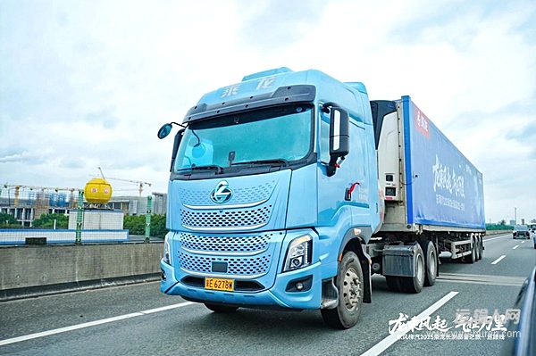 乘龙H7 Pro创赢版LNG牵引车：高效、经济的干线物流新标杆