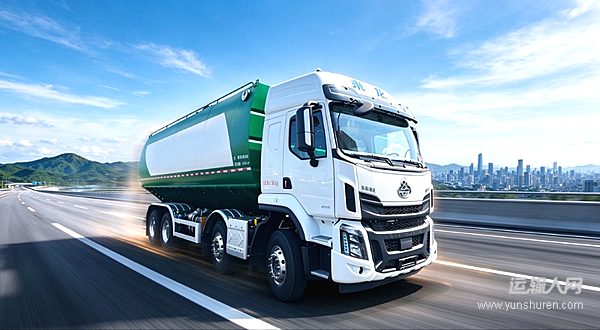 乘龙H5 8×4散装饲料车:轻量化+大容量 多拉快跑赚更多