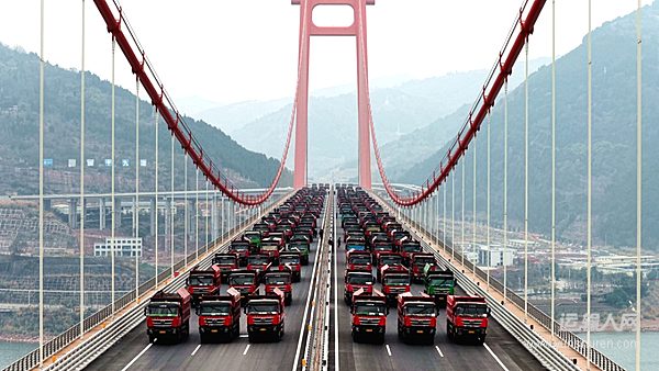 百台红岩重卡助力复兴长江大桥完成荷载试验