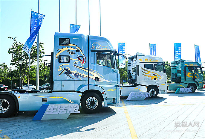 青岛解放鹰途生活舱560马力6x4amt自动挡牵引车