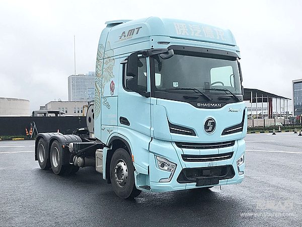 陕汽X6000超凡旗舰燃气车 尊享智能超凡驾舱