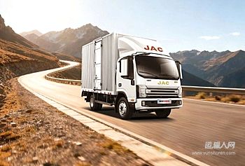 清晨六点的物流园内，引擎轰鸣声渐次响起。“换了这新车，劲足还省油，心里有底气，跑起来也轻松。”李师傅拍了拍身旁的江淮1卡帅铃尊耀版，语气透着满意。在全国无数条物流线上，越来越多像李师傅这样的运输人，正亲身验证着一个选择：一辆靠谱好车，如何实实在在地改变他们的运营与生活。