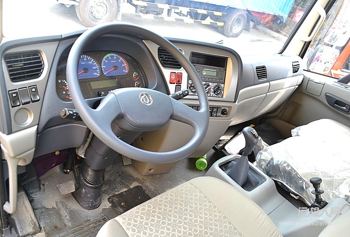 东风 天锦中卡 185马力 4x2 厢式载货车(dfl5160xxybx1a)驾驶室第