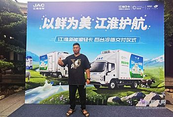 凌晨的昆明京东亚洲一号仓灯火通明，李师傅熟练地将最后一台双开门冰箱搬上江淮帅铃EV5的车厢。仪表盘显示剩余续航287公里，足够跑完今天从昆明到嵩明的三趟家电配送。四年前，他绝不会想到这辆98度电的轻卡，会成为改写自己命运的“金钥匙”。