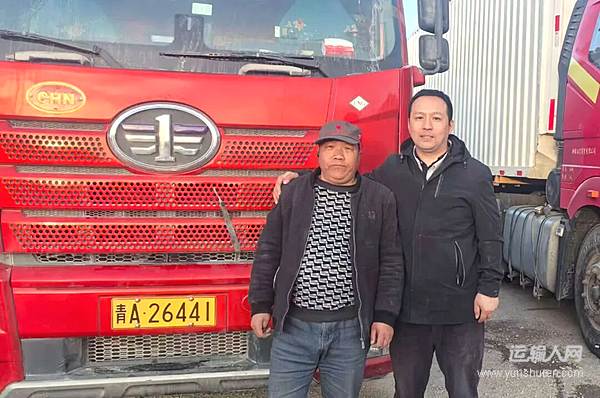 解放服务人员（右）与用户（左）合影