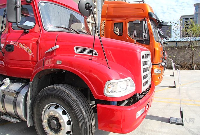 东风柳汽龙卡300马力6x2牵引车lz4230g2ca