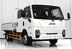 江铃福特轻客E顺达 2025款 105kw 4X2 3.2米 栏板式纯电动轻卡载货车 (JX1040TSGA2BEV)77kwh