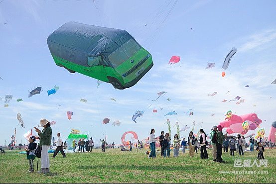潍坊国际风筝会“显眼包”风景i一飞冲天 外国友人：这很中国！