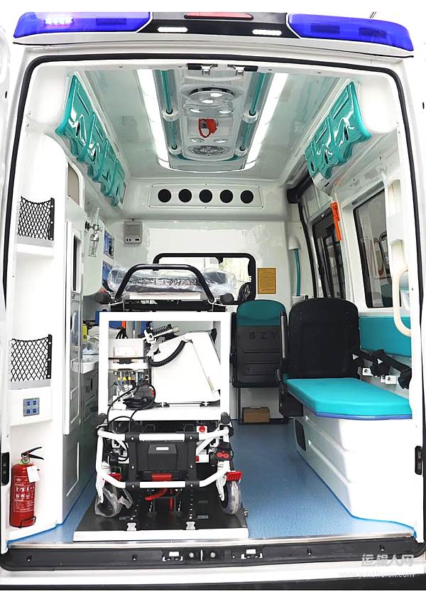 进口依维柯改装ecmo救护车亮相2021进博会