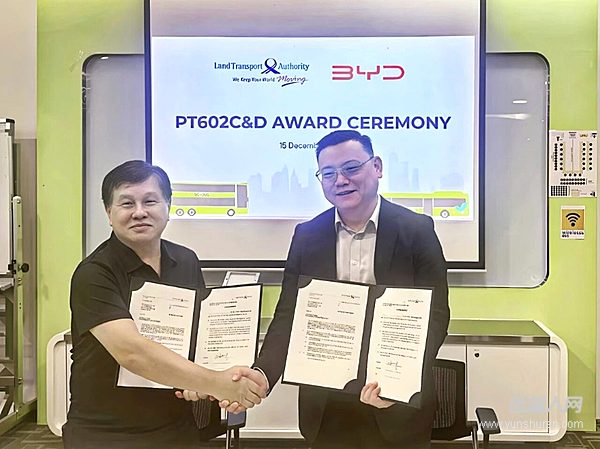 签约现场 （左：陆路交通管理局局长Yeo Teck Guan；右：比亚迪商用车事业部总经理田春龙）