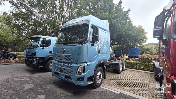 龙骨框架铸安全 乘龙H7 Pro LNG牵引车跑中长途运输更安心